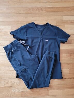 FIGS CATALINA ONE POCKET SCRUB TOP SMALL JOGGER SCRUB PANTS SMALL TALL